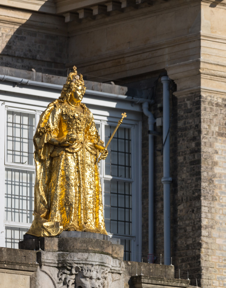 gold statue